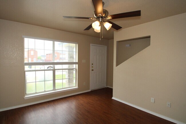Building Photo - Newly Updated Townhome + FREE Move-In Month Rent!