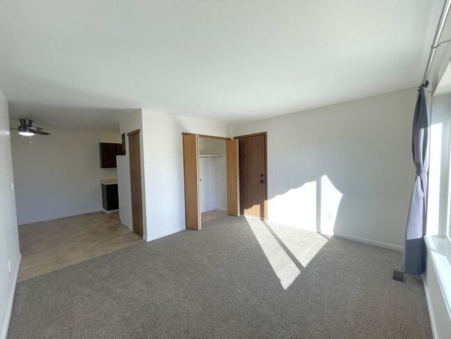 Building Photo - 380 Paradise Cir