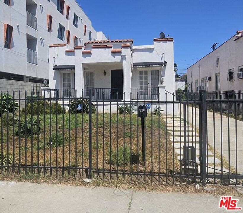 Primary Photo - 1034 N Kenmore Ave