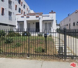 Building Photo - 1034 N Kenmore Ave