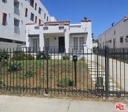 Building Photo - 1034 N Kenmore Ave
