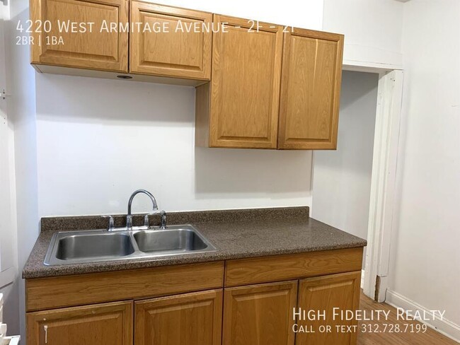 Foto del edificio - 4220 W Armitage Ave