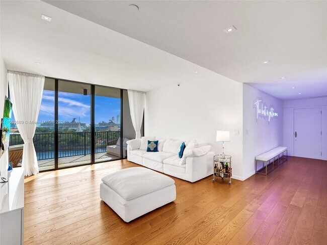 Building Photo - 1000 Venetian Way