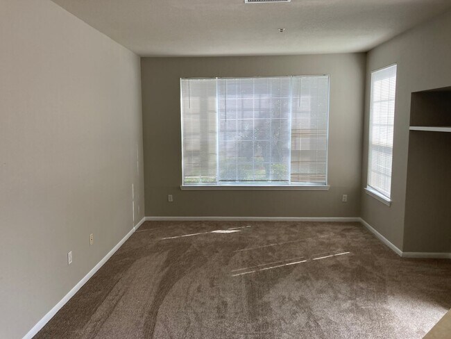 Building Photo - Move-in Ready first floor 2/2 Condo in Lee...