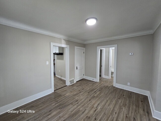 Building Photo - Beautifully Renovated 3-Bedroom Home – We ...
