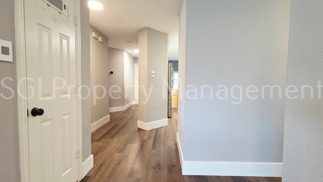 Foto del edificio - 5004 Evergreen Dr