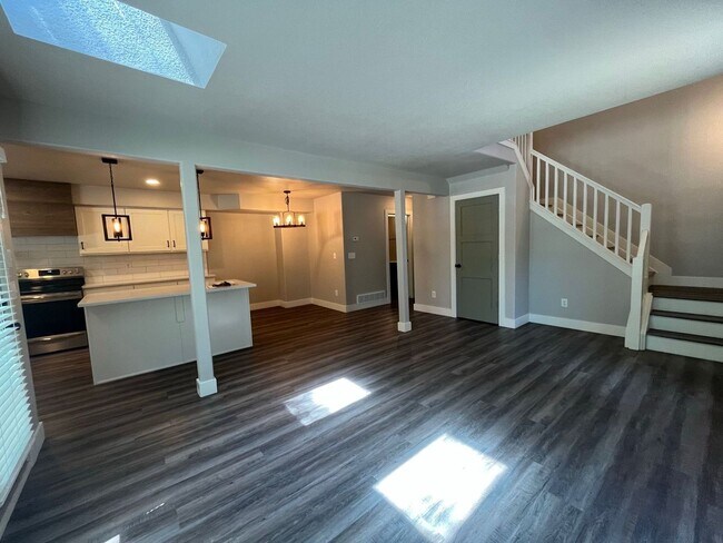 Foto del edificio - Incredible condo with 2 car garage