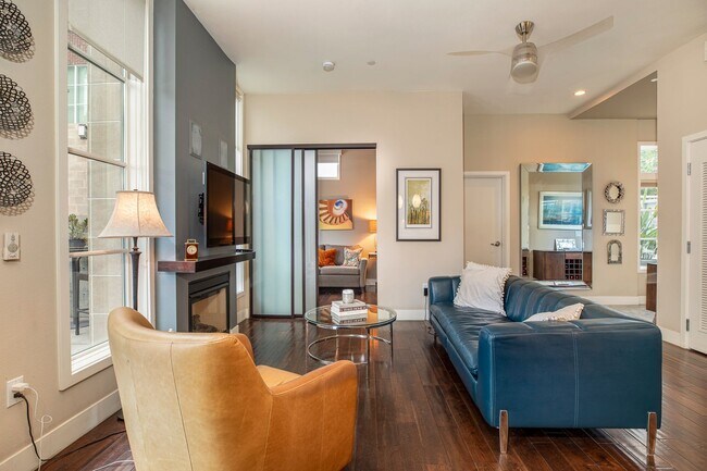 Building Photo - Modern Townhome Living in the Heart of Dow...
