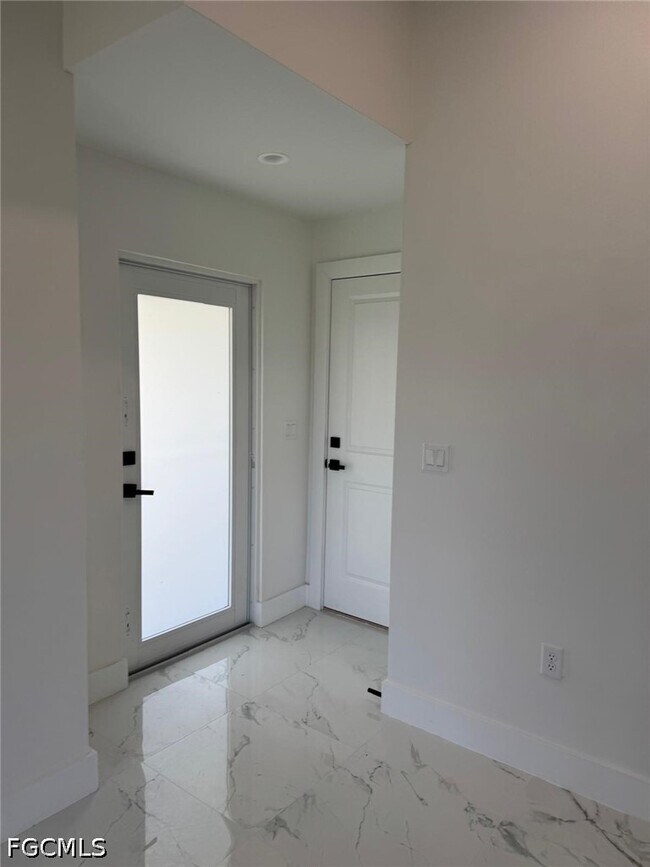 Foto del edificio - 4677 Golfview Blvd