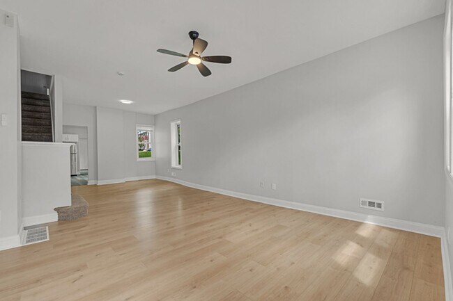 Foto del edificio - Freshly Renovated 4-Bedroom Home with Cent...