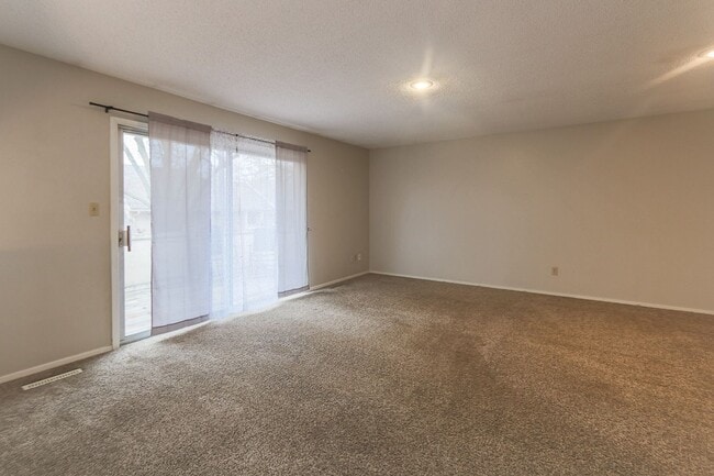 Building Photo - {10919} Quivera Falls Condo + Attached Two Car Garage + Maintenance Provided Community + Communit...