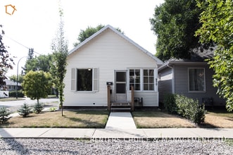 Building Photo - 970-910 10 St S