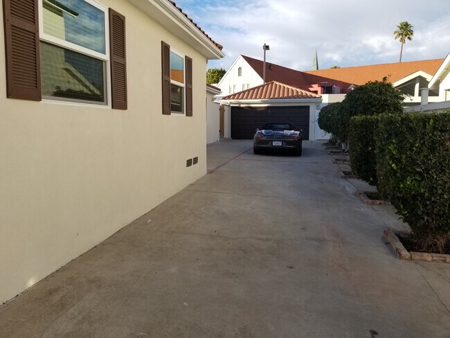 Long Driveway - 1636 W 10th St