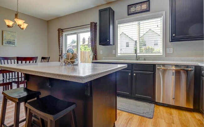 Building Photo - Beautiful Townhome in a Great Neighborhood.