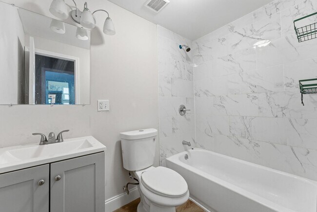 Foto del edificio - Completely Renovated 2BR/1BA Home on Extra-Large Lot in Jacksonville's Trout River Area***JANUARY...