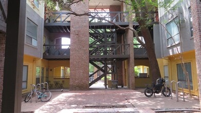 Building Photo - 806 W 24th St