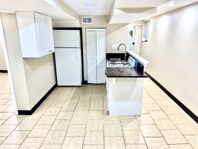 Photo - 5204 N Ludlam Ave (Chicago, IL) Apartment
