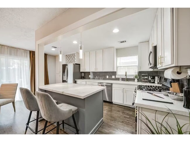 Building Photo - 5719 Viking Dr