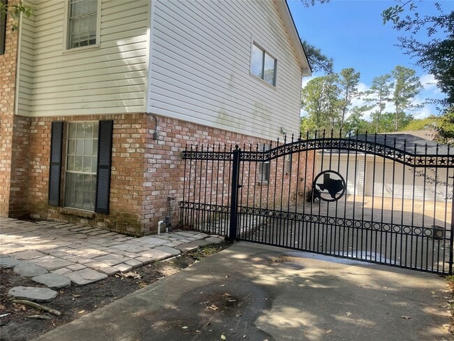 Building Photo - 8218 Oak Moss Dr