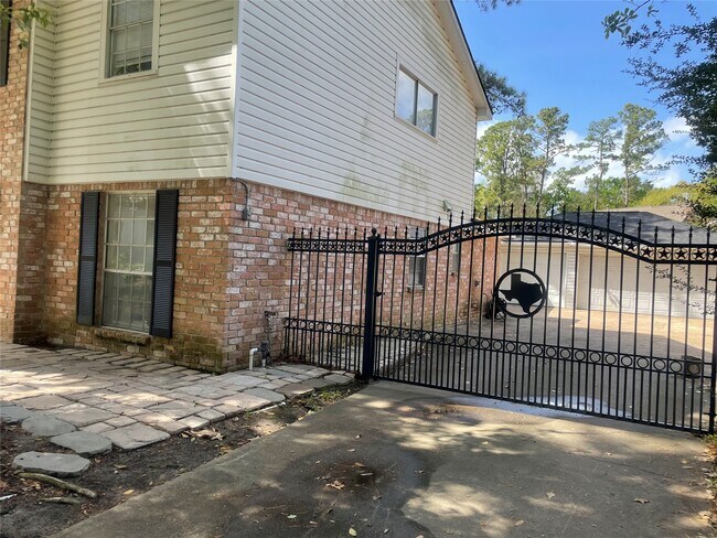 Foto del edificio - 8218 Oak Moss Dr