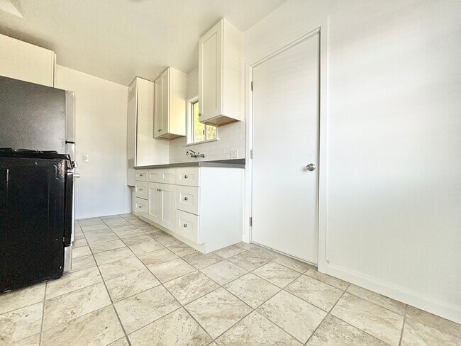 Building Photo - 821 Maple St Santa Monica CA 90405