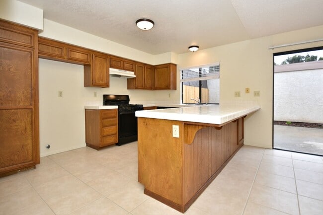 Building Photo - Make this Tanglewood Townhome your cozy home!
