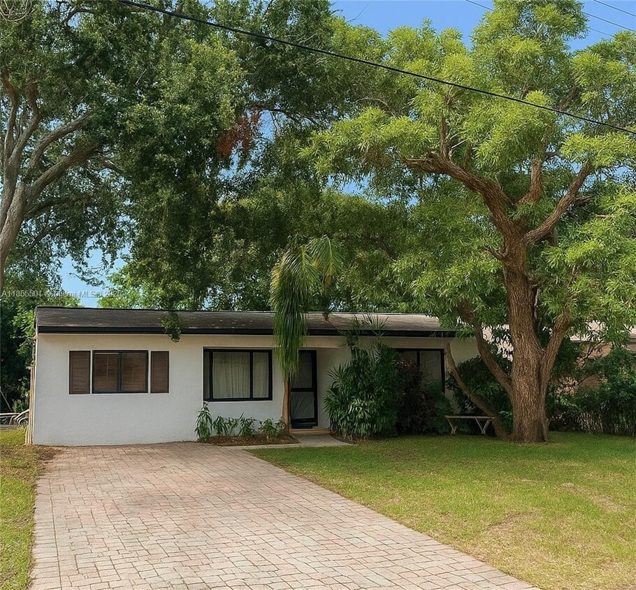Primary Photo - 722 SW 10th St