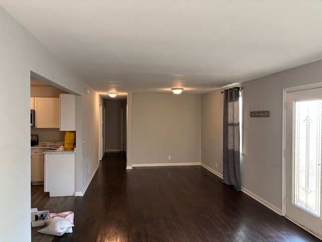 Building Photo - 627 Rowan Dr