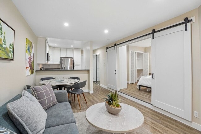Foto del edificio - Woodland Trio Apartments