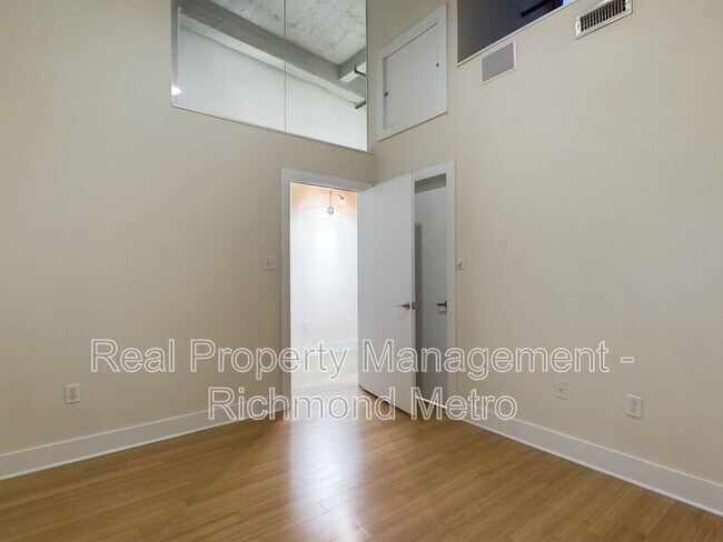 Building Photo - 815 Perry St