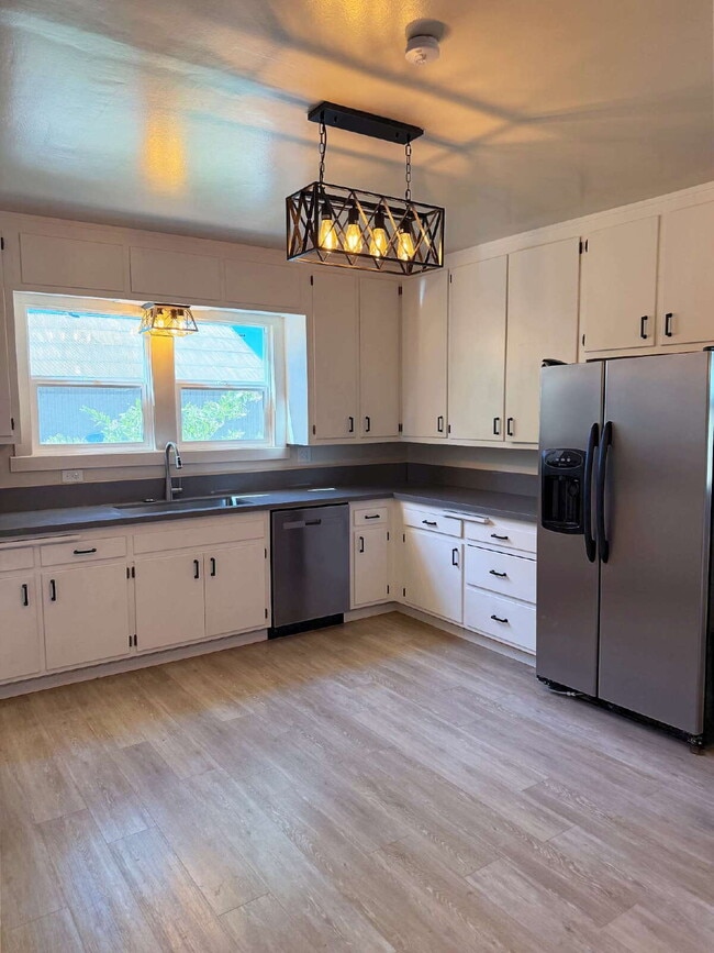 Building Photo - Spacious Two-Story Ranch Home Near Sonoma