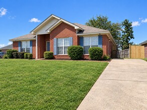 Building Photo - 6107 Blackstone Dr