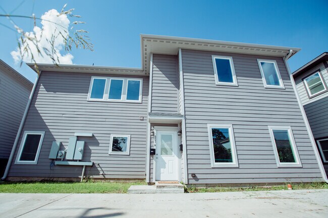 Entrance on Back - 3245 Dixie Dr