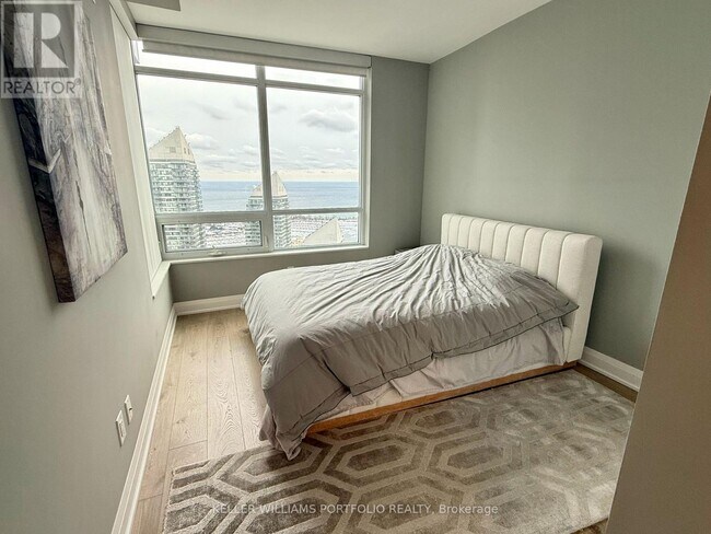 Building Photo - 36 Park Lawn Rd