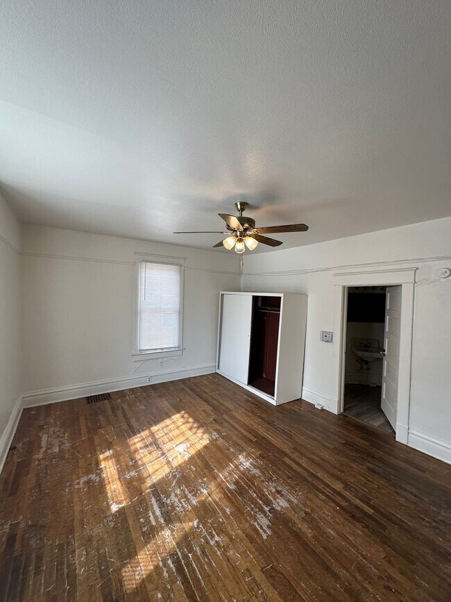 Building Photo - AJE1825