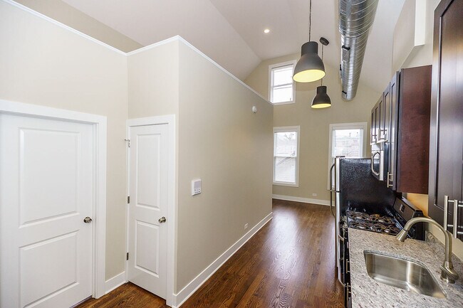 Foto del edificio - 1334 W 18th Pl