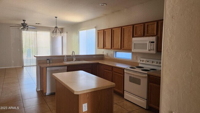 Building Photo - 12722 W Hollyhock Dr