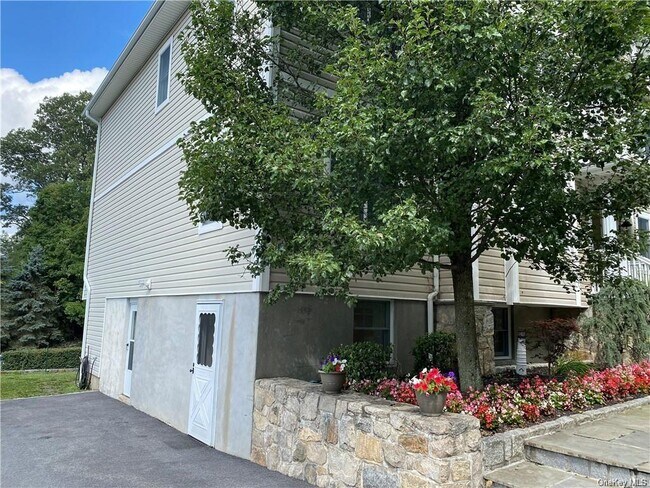 Foto del edificio - 21 Barrett Hill Rd