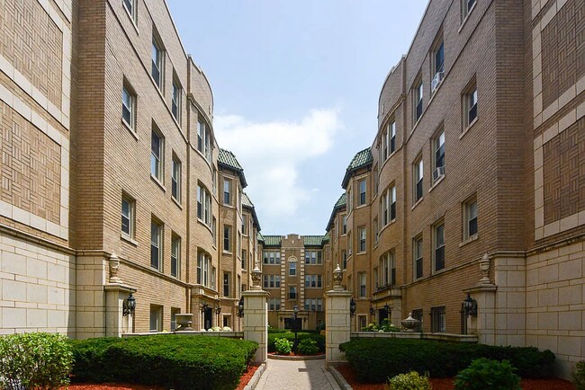 Building Photo - 4238 N Paulina St