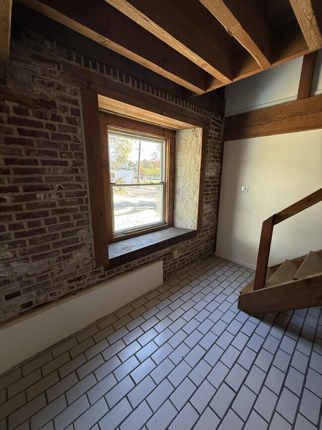 Entry - 11 Spruce St