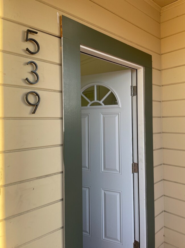 Building Photo - VACATION RENTAL! -- Centrally Located Cott...
