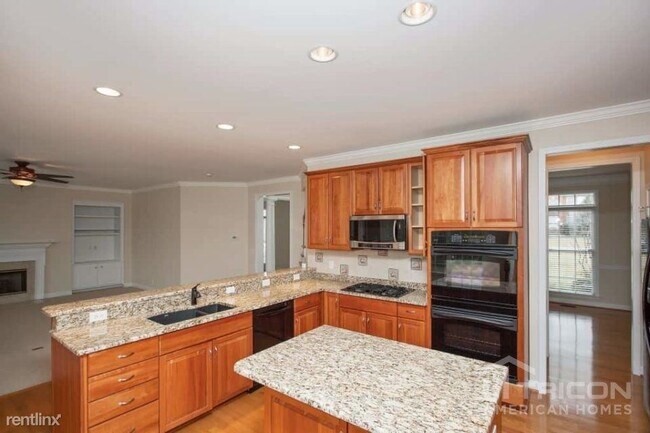 Building Photo - 2076 Valleybrook Dr