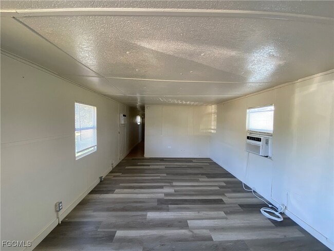 Foto del edificio - 7814 Breeze Dr