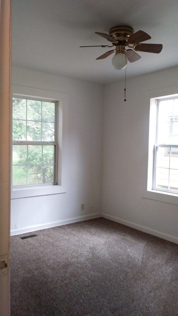 Building Photo - 2 bed 1 bath with garage
