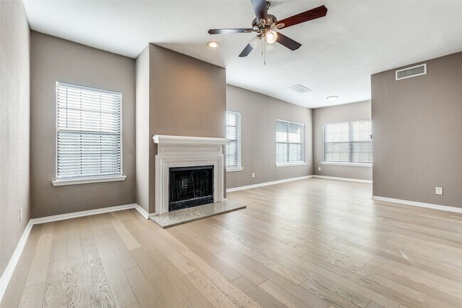 Foto del edificio - 8750 Park Ln