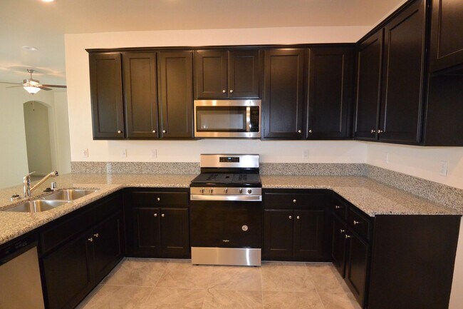 Building Photo - 3 bedroom 2 bathroom in Ashton Park gated community NW Visalia!