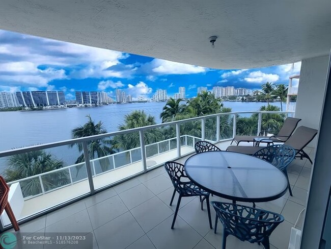 Foto del edificio - 18100 N Bay Rd