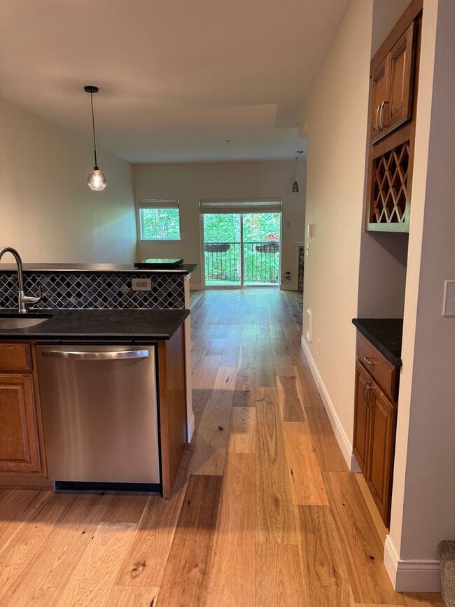 Building Photo - Gorgeous Townhome with W/S/G AND Gas!