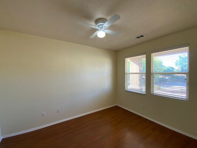 Foto del edificio - 4 Bedroom Single Story Home Available Near...