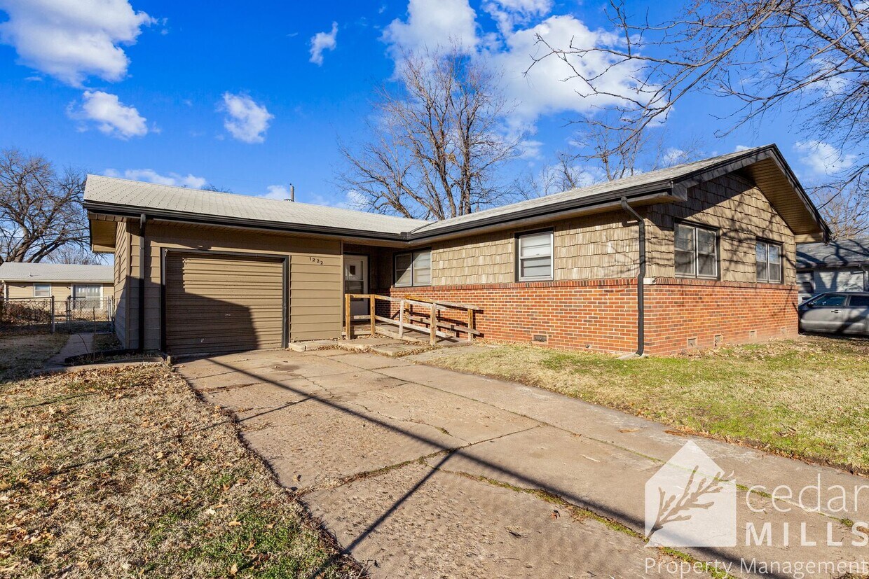 Primary Photo - 3 Bed 2 Bath Remodeled Home!
